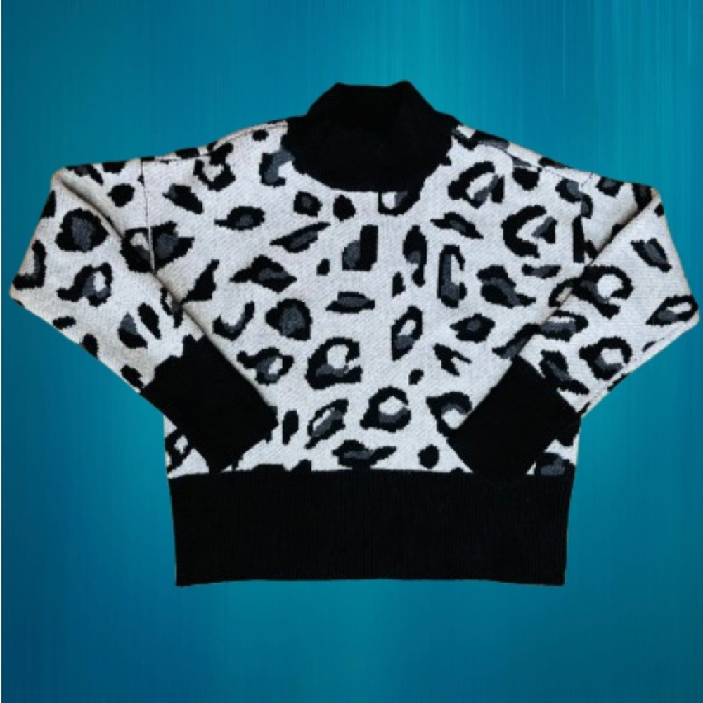 🌞3/$18🌞Design Store Sz M Black and Gray Animal/Leopard Print Sweater